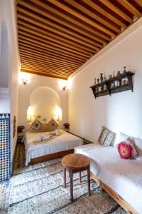 Rúm í herbergi á Dar Authentic Fes - familly hosting