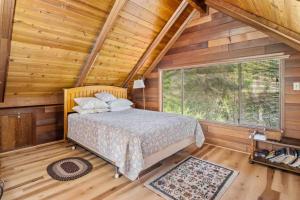 a bedroom with a bed in a wooden cabin at Hemlock House in Cannon Beach +22 photos