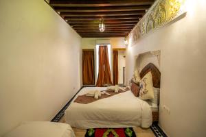 Rúm í herbergi á Dar Authentic Fes - familly hosting