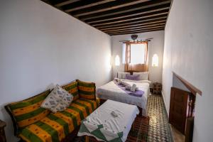 Rúm í herbergi á Dar Authentic Fes - familly hosting