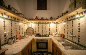 Eldhús eða eldhúskrókur á Dar Authentic Fes - familly hosting
