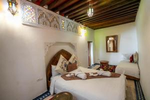 Rúm í herbergi á Dar Authentic Fes - familly hosting
