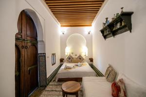 Rúm í herbergi á Dar Authentic Fes - familly hosting