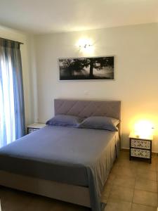 Кровать или кровати в номере Harmonia at Gennadi Court