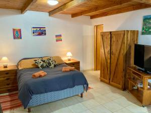 una camera da letto con un letto con due animali di peluche sopra di Sabrosur Departamentos a El Bolsón