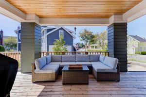 Χώρος καθιστικού στο On the Rocks by Seabrook Hospitality
