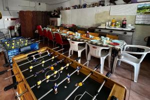ein Raum mit einem Tisch mit einer Bowlingpartie in der Unterkunft Apartamentos Casa Carola in Viodo