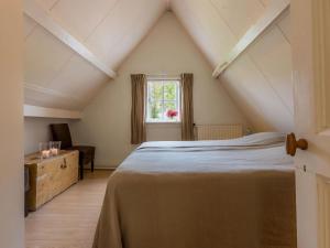 een slaapkamer met een groot bed en een raam bij Cosy holiday home in Veere near lake in Veere