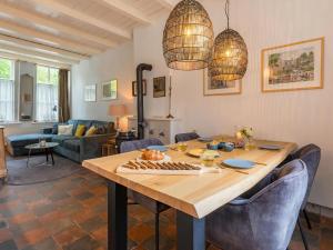 een keuken en een woonkamer met een tafel en stoelen bij Cosy holiday home in Veere near lake in Veere