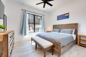 キャニオン・レイクにあるCanyon Lake Getaway Hot Tub, 1 Mi to Boat Ramp!の大きなベッドと窓のある寝室