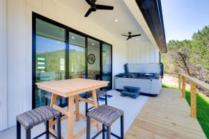 キャニオン・レイクにあるCanyon Lake Getaway Hot Tub, 1 Mi to Boat Ramp!のテーブルと椅子とグリルのあるパティオ