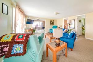 una sala de estar con 2 sofás azules y una mesa. en Lakefront Mayville Cottage with Dock and Grill! en Mayville