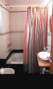 baño con lavabo y cortina de ducha en DIVINO Colon 1 en Colón