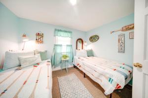 2 camas en una habitación con paredes azules en Lakefront Mayville Cottage with Dock and Grill! en Mayville