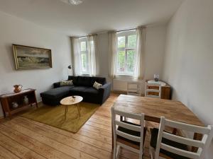 a living room with a black couch and a table at Zentrum 1 in Neuruppin