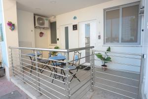 balcón con 2 sillas y ventana en Kris Luxury Apartments en Giardini Naxos