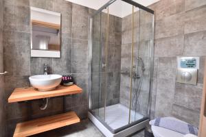 y baño con lavabo y ducha. en Thalassa Apartments, en Skala Potamias