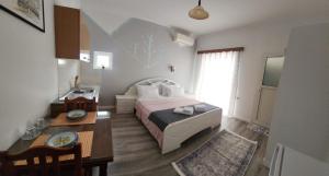 Postel nebo postele na pokoji v ubytování Amelie's Apartments & Beach Saranda