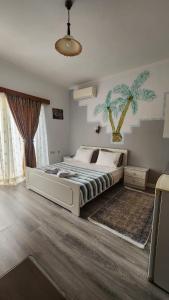 Postel nebo postele na pokoji v ubytování Amelie's Apartments & Beach Saranda
