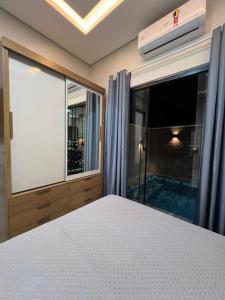 Ένα ή περισσότερα κρεβάτια σε δωμάτιο στο Casa Suítes Beach
