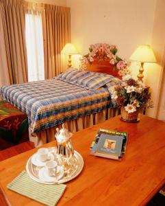 Un pat sau paturi într-o cameră la Hotel Portal del Angel