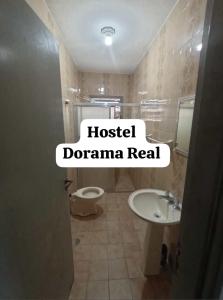 La salle de bains est pourvue de toilettes et d'un lavabo. dans l'établissement Hostel Dorama Real, à Mongaguá