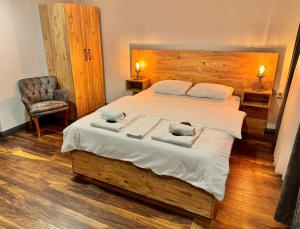 - une chambre avec un grand lit et 2 serviettes dans l'établissement Otel Kadıköy, à Istanbul