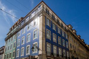 um edifício azul e branco ao lado de uma rua em The 8 - Downtown Suites em Lisboa
