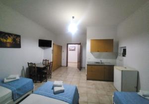 Postel nebo postele na pokoji v ubytování Amelie's Apartments & Beach Saranda
