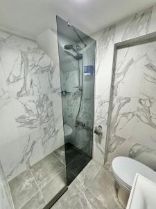 La salle de bains est pourvue d'une douche et de toilettes. dans l'établissement Otel Kadıköy, à Istanbul