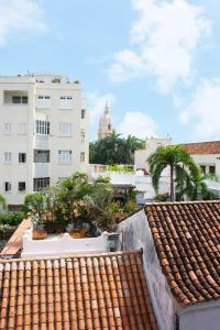 Blick auf ein Dach mit Bäumen und Gebäuden in der Unterkunft Loft con terraza y jacuzzi en el centro historico in Cartagena de Indias