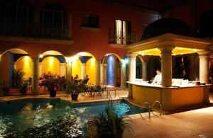 a hotel with a swimming pool and a bar in a building at Hotel Portal del Angel in Tegucigalpa