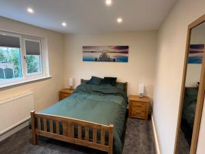 1 dormitorio con 1 cama y 2 mesitas de noche en Wilford Charm: Spacious 3BR Gem!, en Nottingham