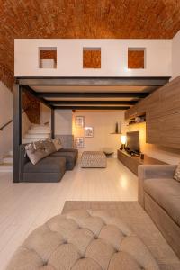 Una sala de estar con dos sofás y un televisor. en The eyes of Peccioli, en Peccioli
