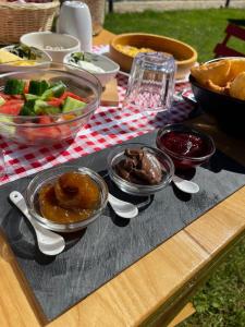 una mesa de picnic con tazones de comida y verduras en Helga's Guesthouse en Lin