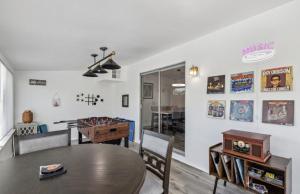 Χώρος καθιστικού στο Homey Pool Fun Gameroom Sunnyside Retreat