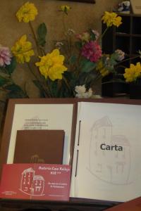 サラマンカにあるHosteria Casa Vallejoの花のテーブルの上に座る本2冊