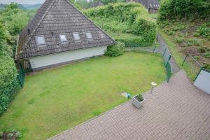 an aerial view of a house with a yard at BärenNest Haus in Kirchheim
