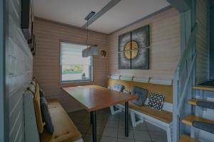 a small dining room with a table and chairs at FH Bären Ecke in Kirchheim