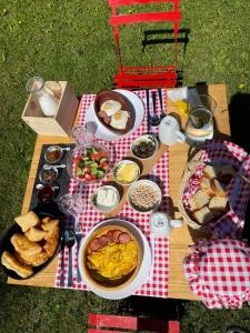 una mesa de picnic con diferentes tipos de comida. en Helga's Guesthouse en Lin