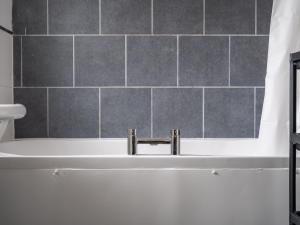 Bilik mandi di Contractor-Friendly 2Bed Nr Sunderland Hospital +70 gambar