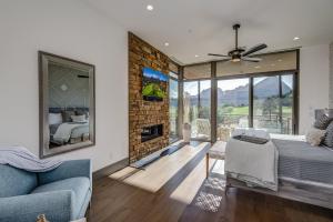 ein Schlafzimmer mit einem Kamin, einem Bett und einem Sofa in der Unterkunft Complete Luxury , Extras and Red Rock Vistas - Exclusive Golf Community in Sedona
