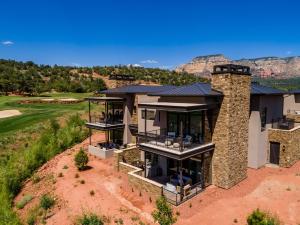 eine Luftaufnahme eines Hauses mit Bergen im Hintergrund in der Unterkunft Complete Luxury , Extras and Red Rock Vistas - Exclusive Golf Community in Sedona