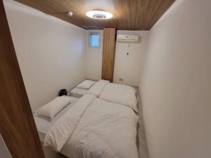 Postel nebo postele na pokoji v ubytování P-STAY広島平和公園withペット 401号室