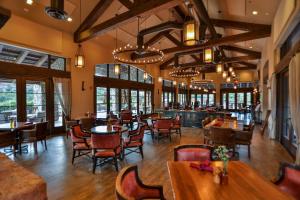 ein Restaurant mit Tischen und Stühlen und eine Bar in der Unterkunft Complete Luxury , Extras and Red Rock Vistas - Exclusive Golf Community in Sedona