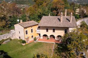 una vista aérea de una gran casa de piedra en Casa dei Camini, en Caprino Veronese