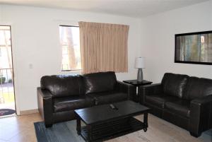 - un salon avec un canapé en cuir et une table dans l'établissement 227-Fully Furnished, WiFi Included, à Scottsdale
