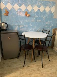 un tavolo e 4 sedie in cucina di Cherqe Guest House a Sighnaghi