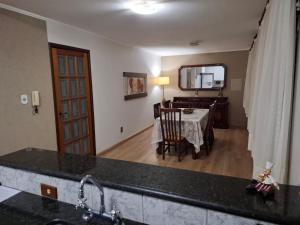 uma cozinha com uma mesa e uma sala de jantar em Casa/Sobrado em Araraquara-SP em Araraquara