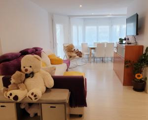 een grote teddybeer op een tafel in een woonkamer bij Centrico Loft en Andorra la Vella con 2 Parkings in Andorra la Vella